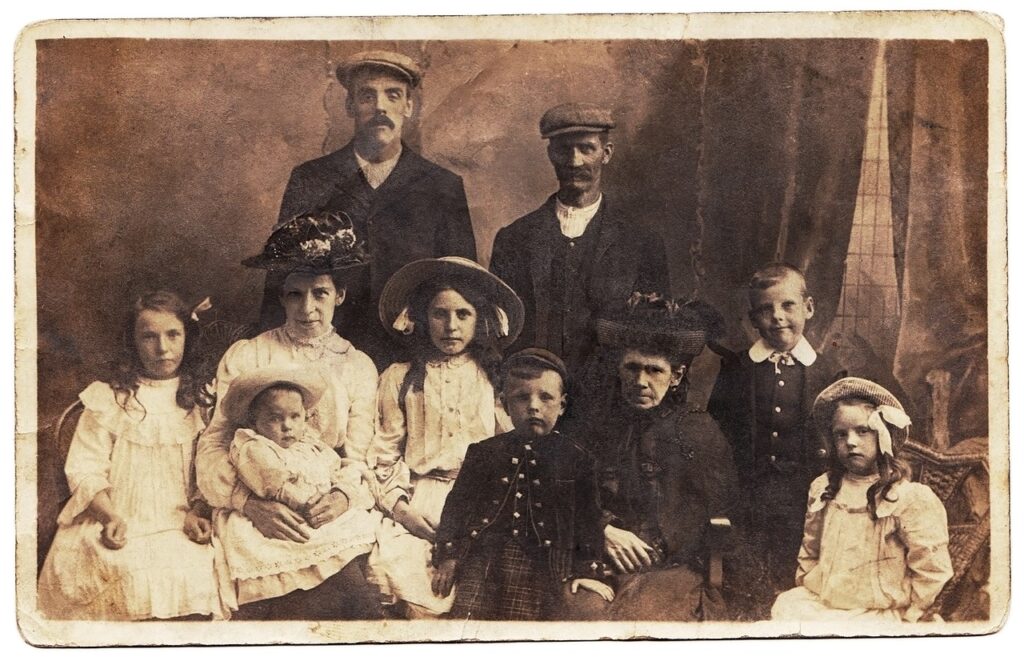 Photo de famille ancienne — illustration des récits familiaux et transmissions en psychogénéalogie