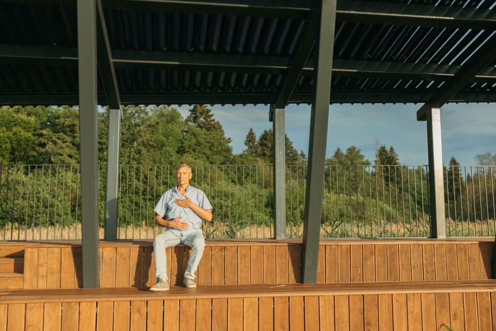 homme pratiquant la respiration pour apaiser son anxiété avant de conduire