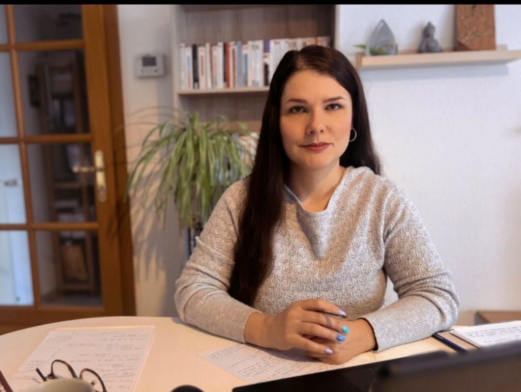 Lina Boehm psychopraticienne TCC, pleine conscience et psychogénéalogie.