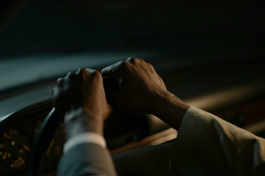 mains crispées sur un volant illustrant la peur de conduire