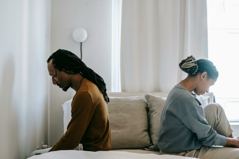 Personne envahie par les ruminations et le doute dans le TOC du couple