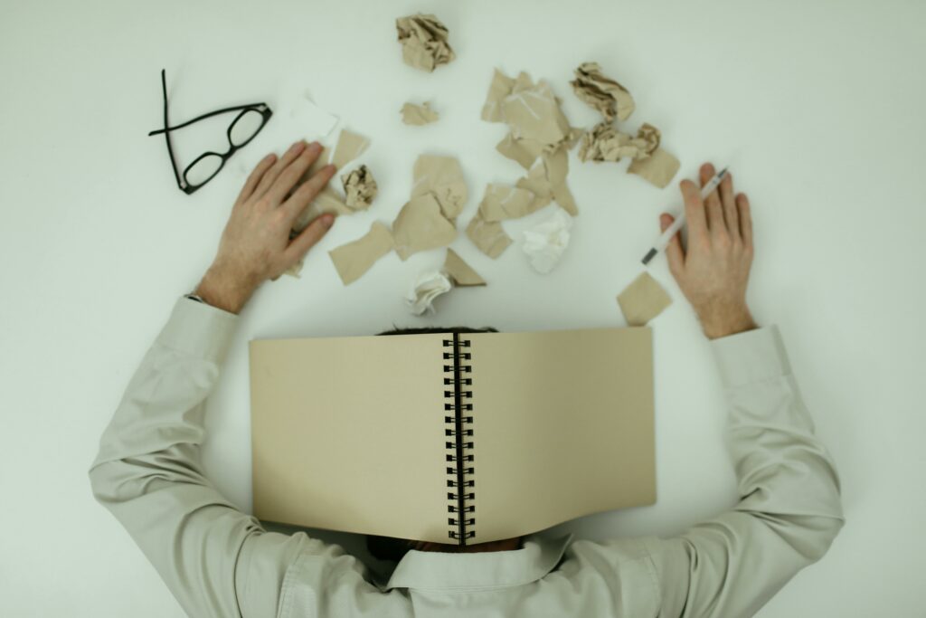 Illustration d’un cerveau saturé par des pensées et responsabilités multiples, charge cognitive et émotionnelle