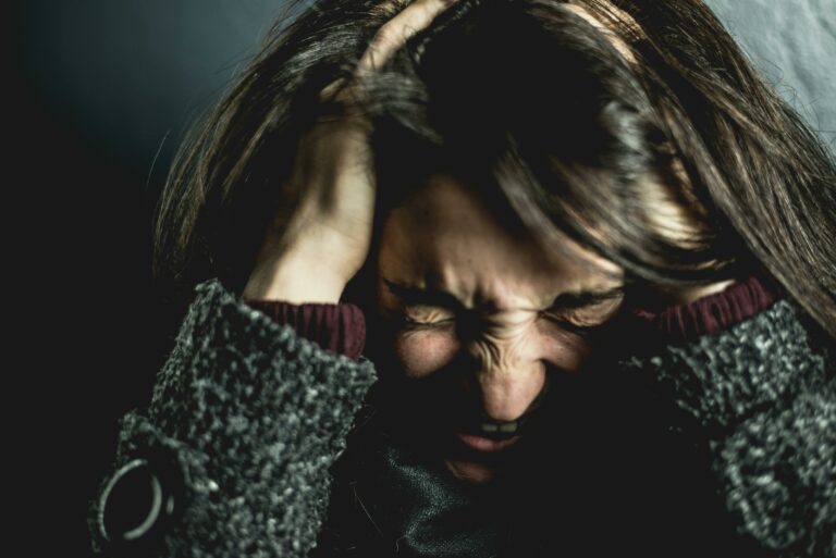 Personne anxieuse et pensive, illustrant la honte liée aux pensées intrusives dans le TOC.