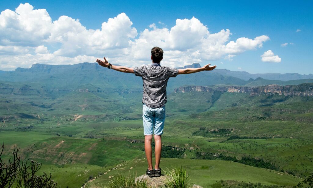 Homme libéré en pleine nature, symbole de sérénité après avoir surmonté des crises d’angoisse.
