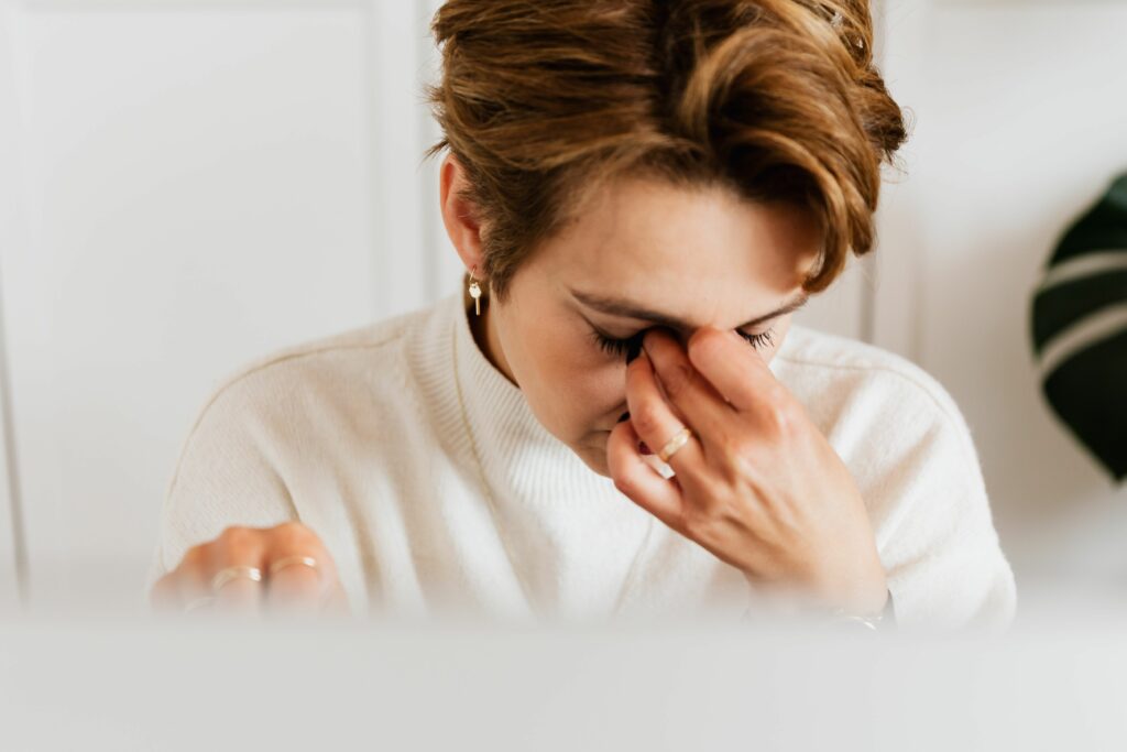 Personne en situation de stress face à un TOC qui prend trop de place au quotidien