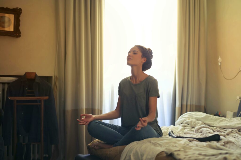 Personne assise calmement, pratiquant une respiration profonde pour apaiser une crise d’angoisse.