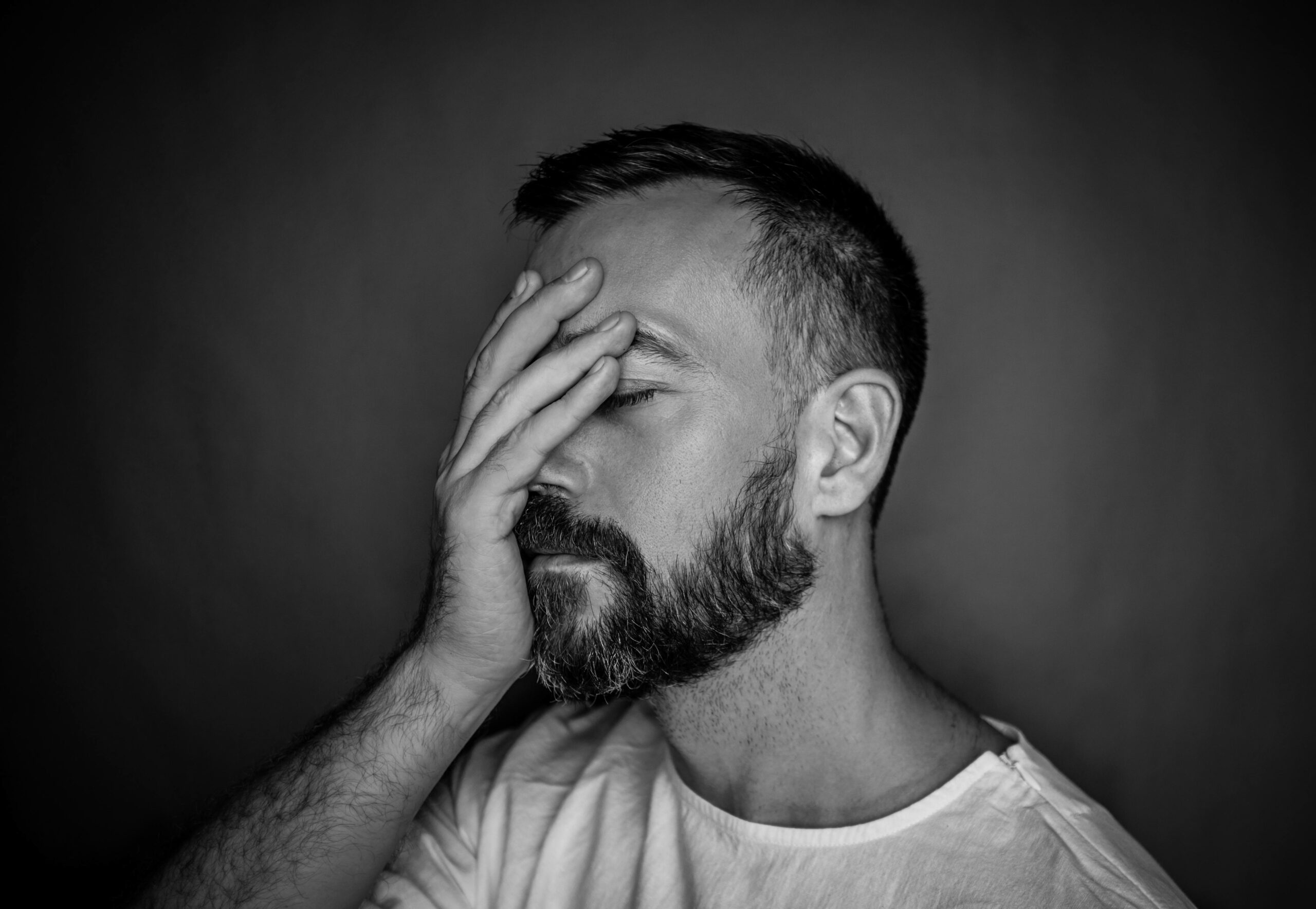 Homme qui rumine, un rituel invisible du TOC