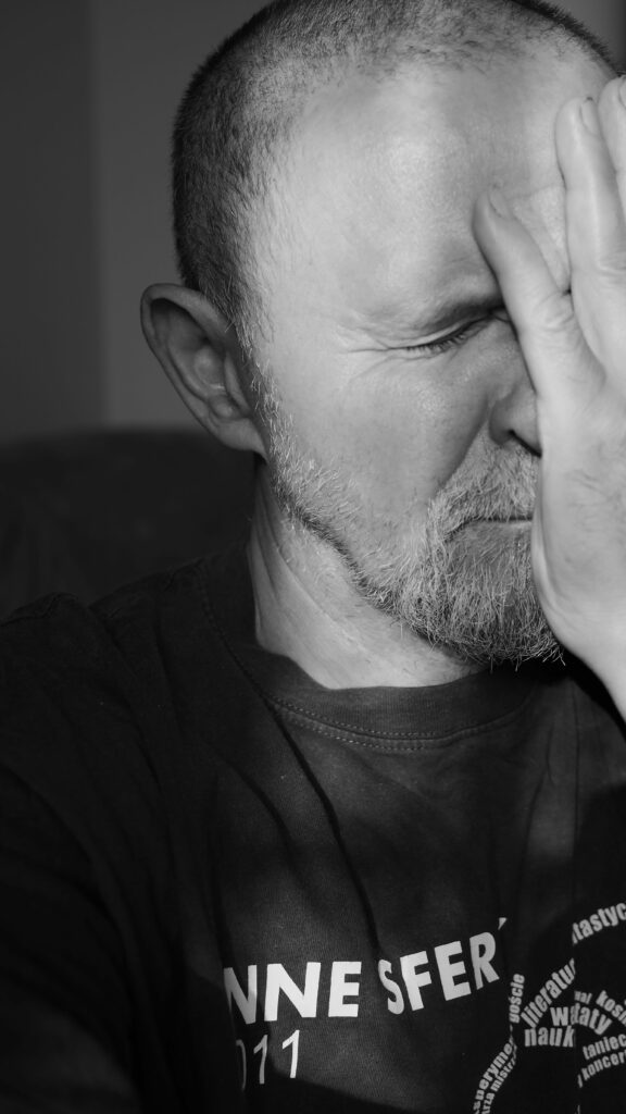 Personne hésitant à consulter pour un TOC face à des doutes envahissants
