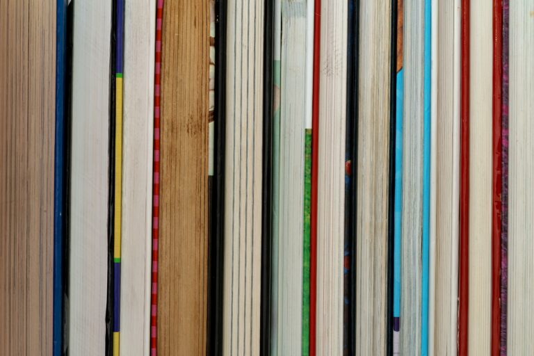 Livres alignés côte à côte, représentant l’ordre et la symétrie dans le TOC
